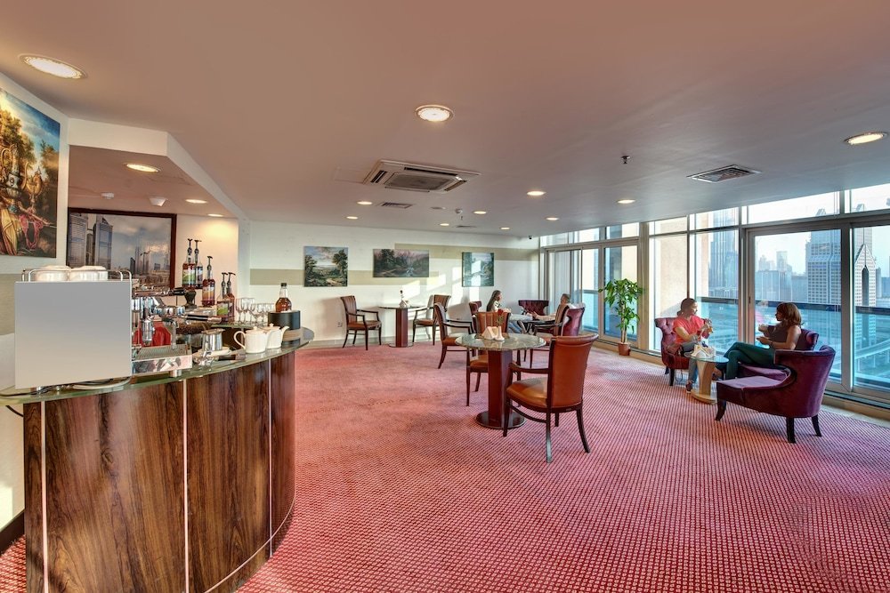 Дубай: Emirates Grand Apartments
