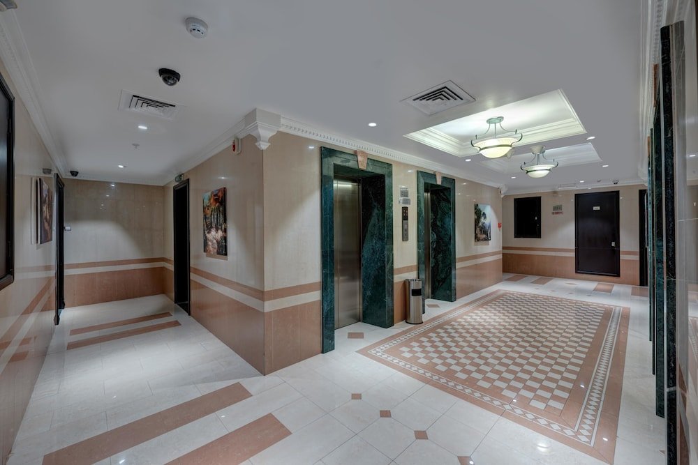 Дубай: Emirates Grand Apartments