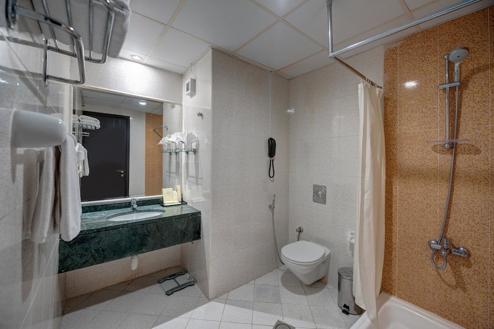 Дубай: Emirates Grand Apartments
