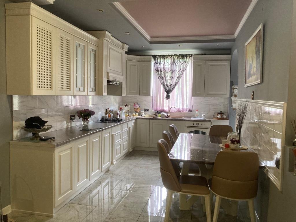 Сухум: Вилла F’17 Apartments - дом с застекленной беседкой