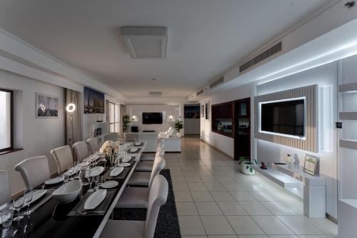 Дубай: Dubai 5* Penthouse front sea 6 Bdr. private pool!