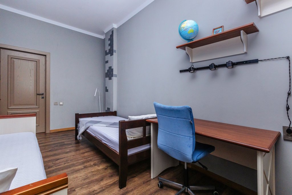 Сухум: Квартира F’17 Apartments с тремя балконами и видом на вековые виллы
