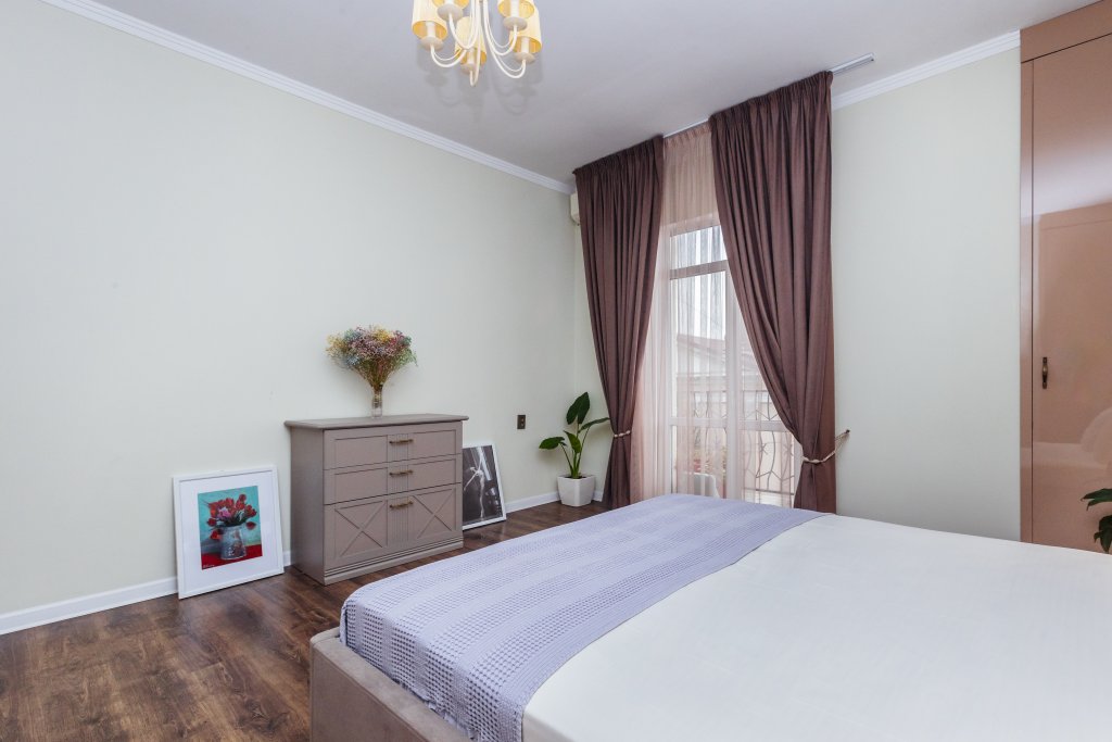 Сухум: Квартира F’17 Apartments с тремя балконами и видом на вековые виллы