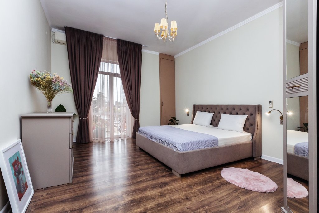 Сухум: Квартира F’17 Apartments с тремя балконами и видом на вековые виллы
