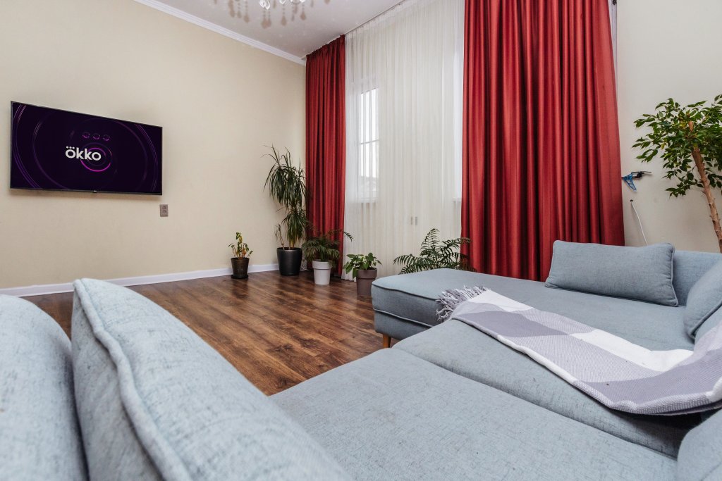 Сухум: Квартира F’17 Apartments с тремя балконами и видом на вековые виллы