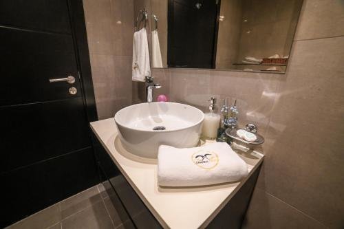 Дубай: Luton Vacation Homes - Damac Maison Studio, Canal View
