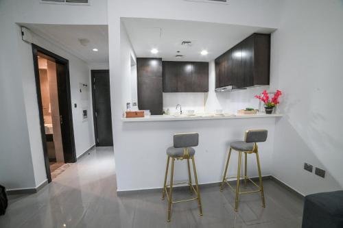 Дубай: Luton Vacation Homes - Damac Maison Studio, Canal View