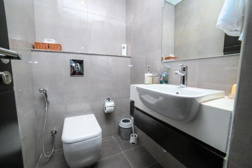Дубай: Luton Vacation Homes - Damac Maison Studio, Canal View