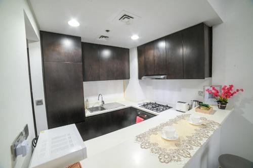 Дубай: Luton Vacation Homes - Damac Maison Studio, Canal View