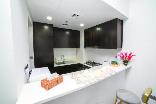 Дубай: Luton Vacation Homes - Damac Maison Studio, Canal View