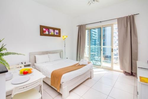 Дубай: Bespoke Holiday Homes - Studio Apartment with Marina View
