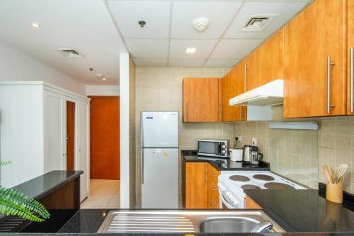 Дубай: Bespoke Holiday Homes - Studio Apartment with Marina View
