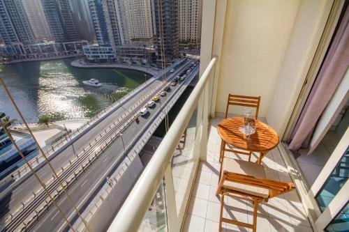 Дубай: Bespoke Holiday Homes - Studio Apartment with Marina View