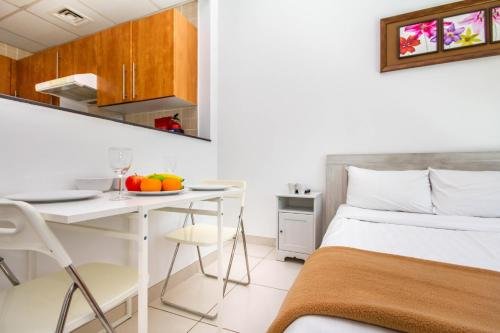 Дубай: Bespoke Holiday Homes - Studio Apartment with Marina View