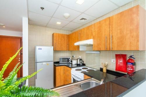 Дубай: Bespoke Holiday Homes - Studio Apartment with Marina View