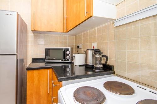 Дубай: Bespoke Holiday Homes - Studio Apartment with Marina View