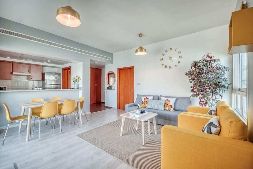 Дубай: Vibrant Apartment in the Greens