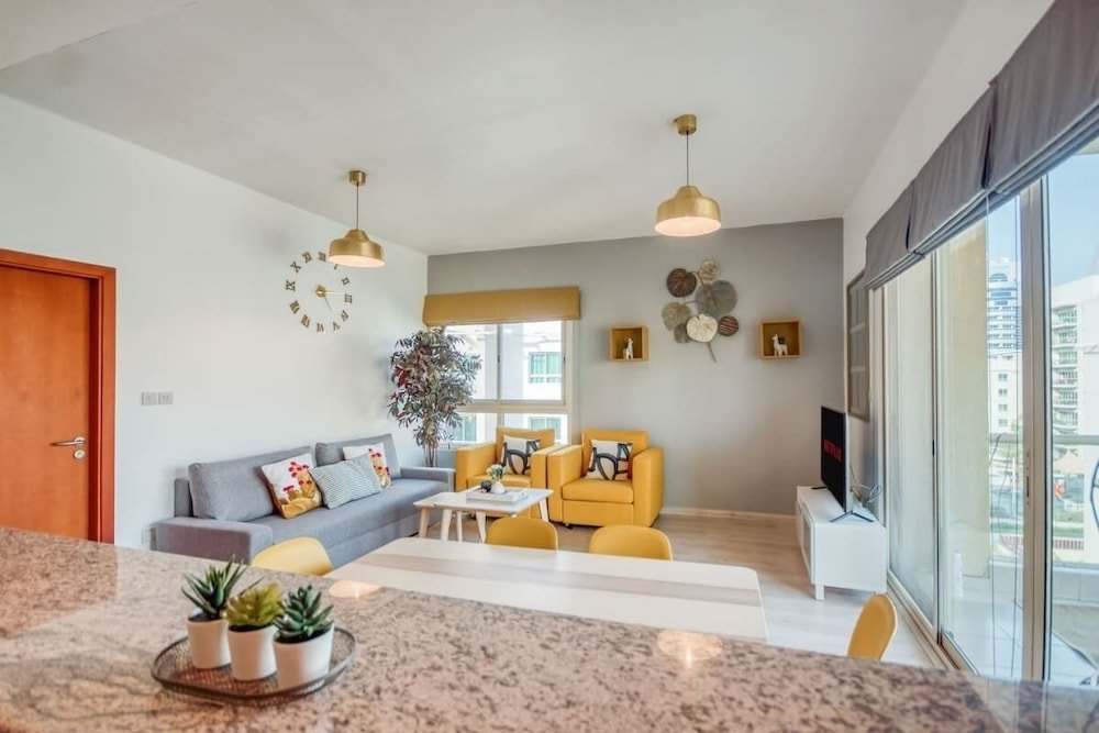 Дубай: Vibrant Apartment in the Greens