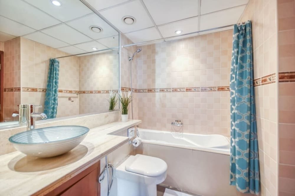 Дубай: Vibrant Apartment in the Greens