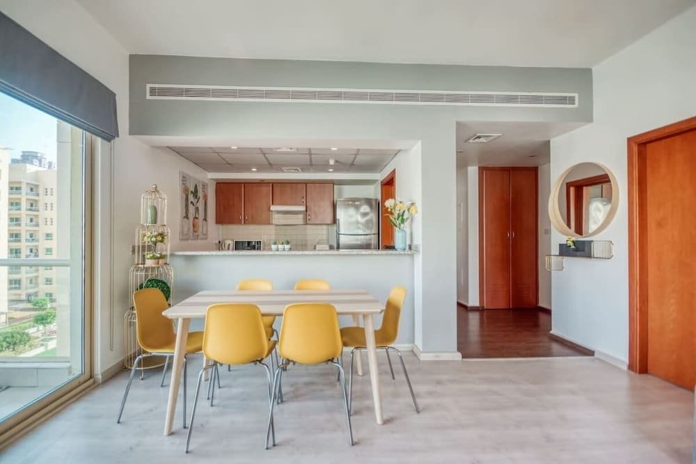 Дубай: Vibrant Apartment in the Greens