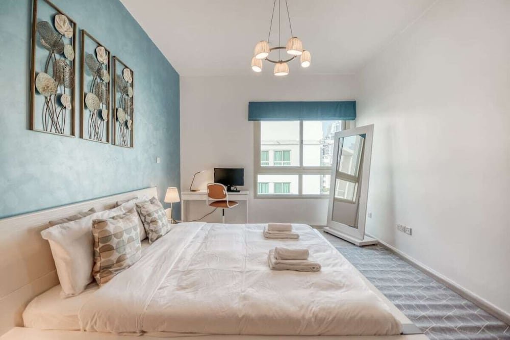 Дубай: Vibrant Apartment in the Greens