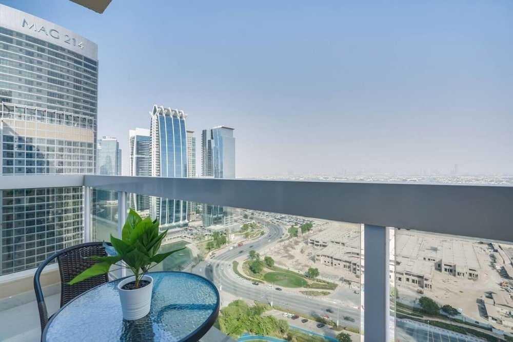 Дубай: Dazzling Apartment in Dubai Gate Central of Jlt