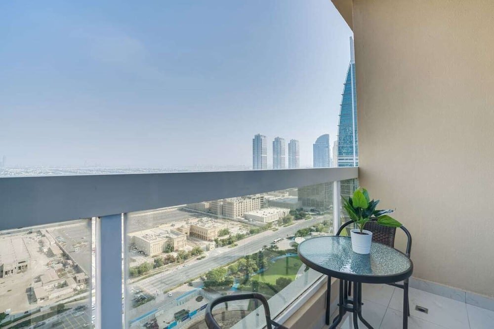 Дубай: Dazzling Apartment in Dubai Gate Central of Jlt