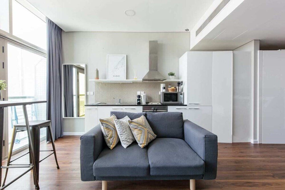 Дубай: Comfy Trendy Apartment Steps Away From the Metro