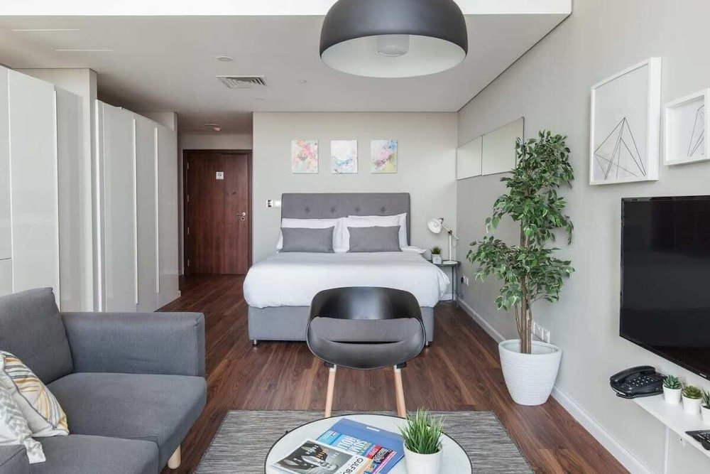 Дубай: Comfy Trendy Apartment Steps Away From the Metro