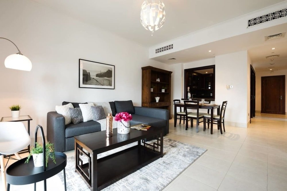 Дубай: Retreat to Elegant Apartment in Old Town