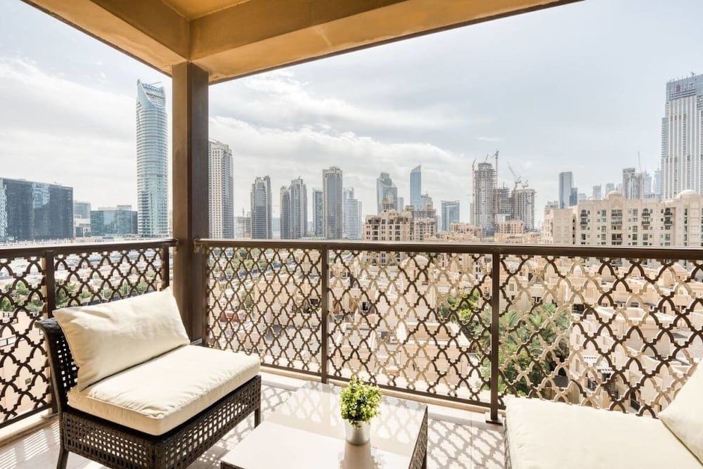 Дубай: Retreat to Elegant Apartment in Old Town