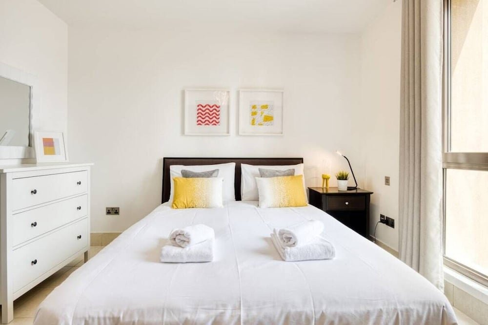 Дубай: Retreat to Elegant Apartment in Old Town