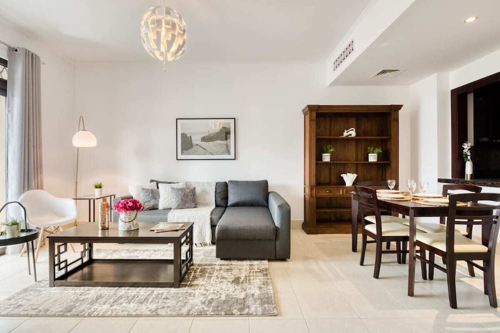 Дубай: Retreat to Elegant Apartment in Old Town