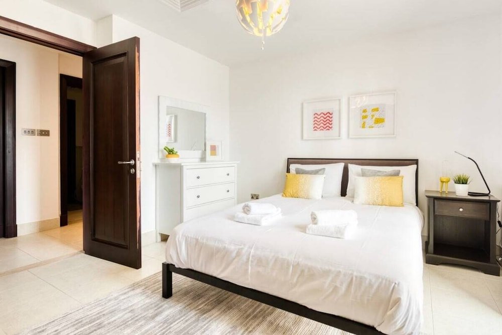 Дубай: Retreat to Elegant Apartment in Old Town