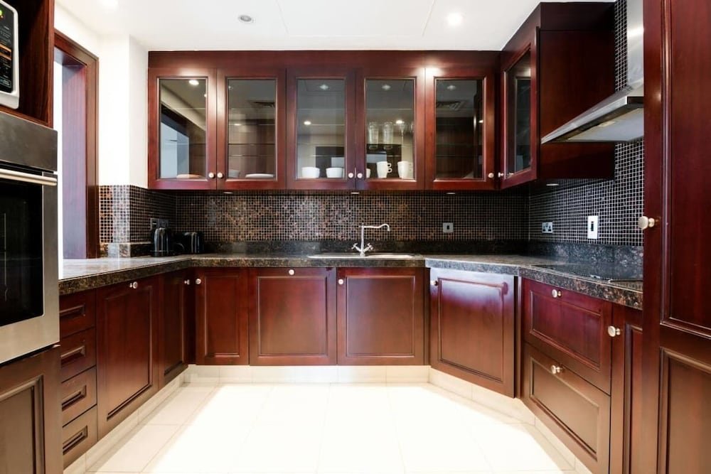 Дубай: Retreat to Elegant Apartment in Old Town