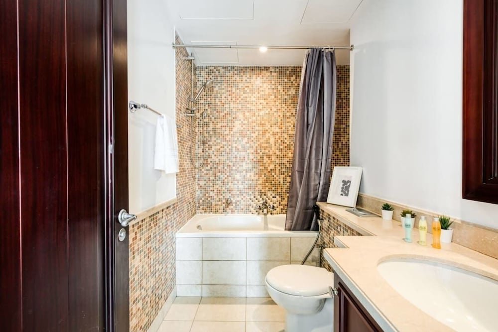 Дубай: Retreat to Elegant Apartment in Old Town
