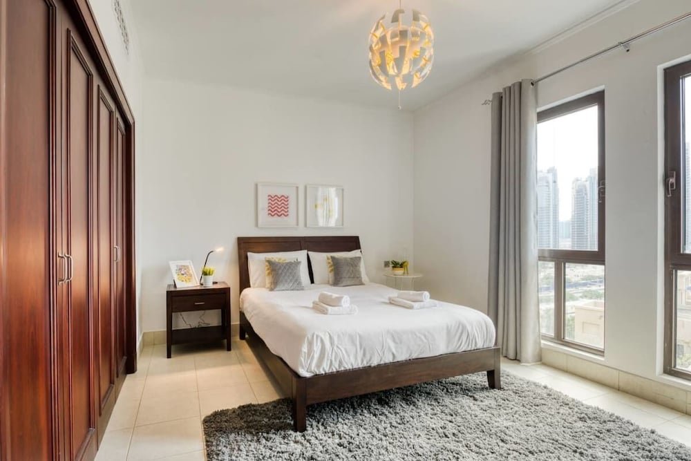 Дубай: Retreat to Elegant Apartment in Old Town