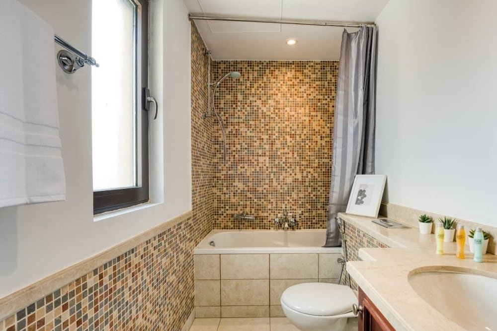 Дубай: Retreat to Elegant Apartment in Old Town