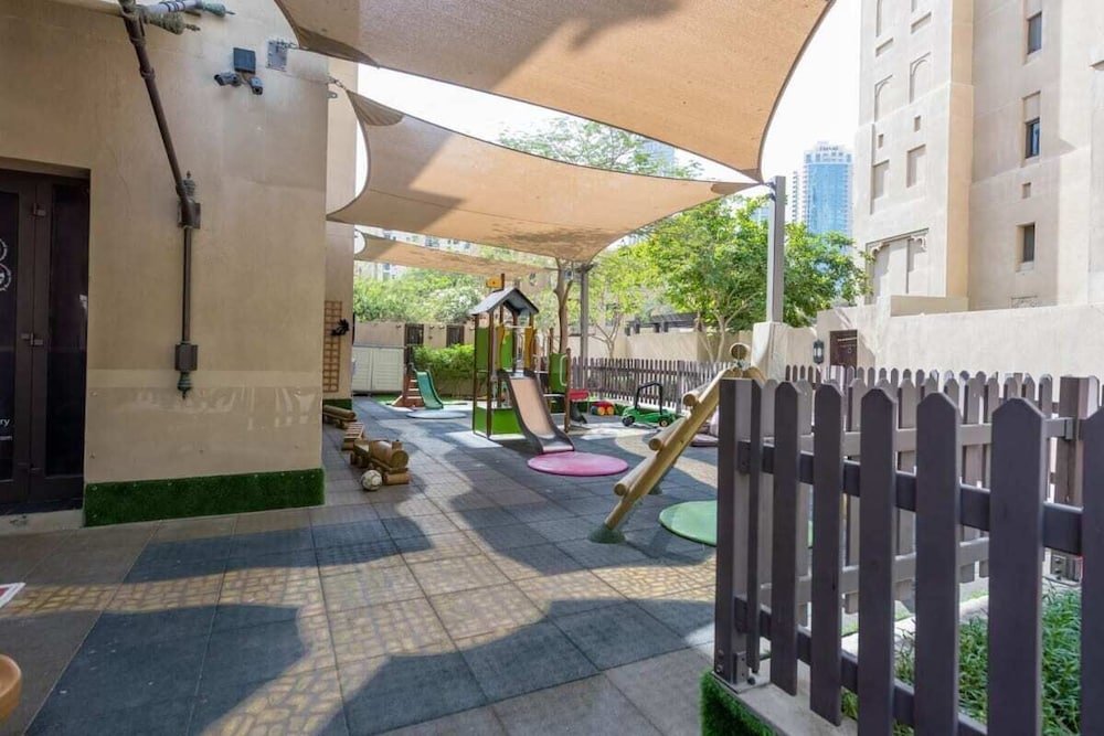 Дубай: Retreat to Elegant Apartment in Old Town