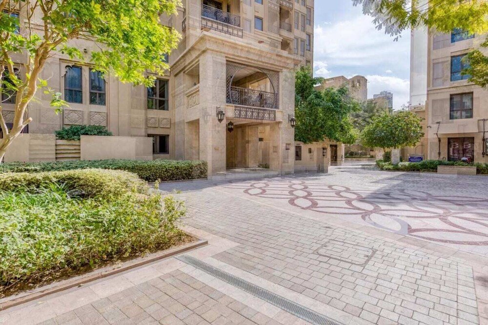 Дубай: Retreat to Elegant Apartment in Old Town
