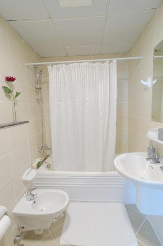 Дубай: Al Ashrafia Holiday Home - 2 BDR Marina Pinnacle Tiger