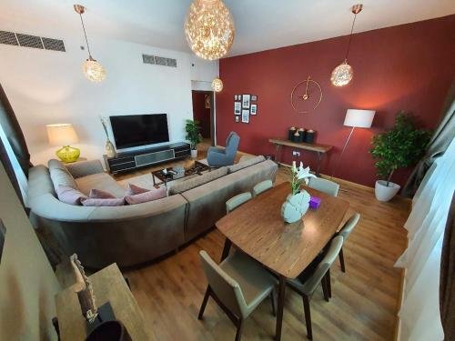 Дубай: Al Ashrafia Holiday Home - 2 BDR Marina Pinnacle Tiger