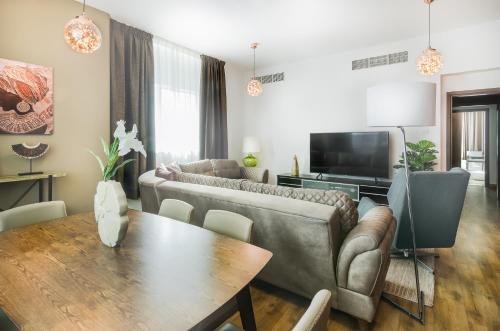 Дубай: Al Ashrafia Holiday Home - 2 BDR Marina Pinnacle Tiger
