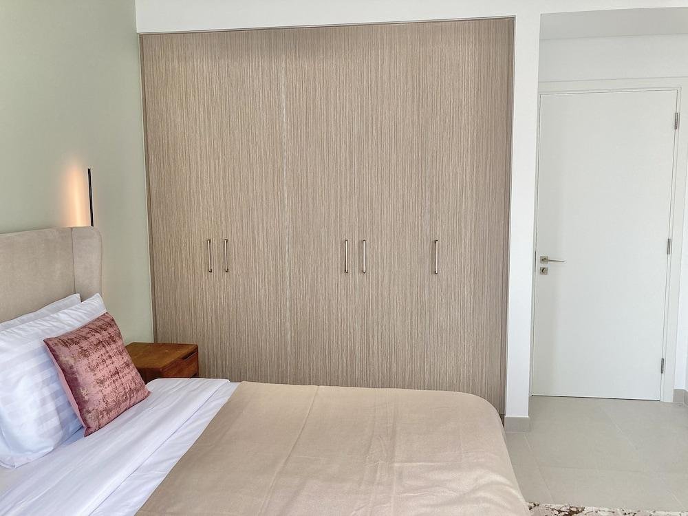 Дубай: Апартаменты SuperHost Stylish Apartment Facing Creek Harbour