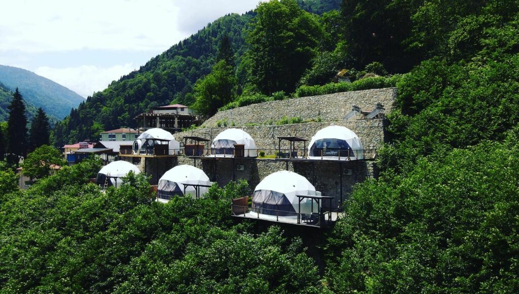 Чамлыхемшин: Glamping Kaledome orman evleri