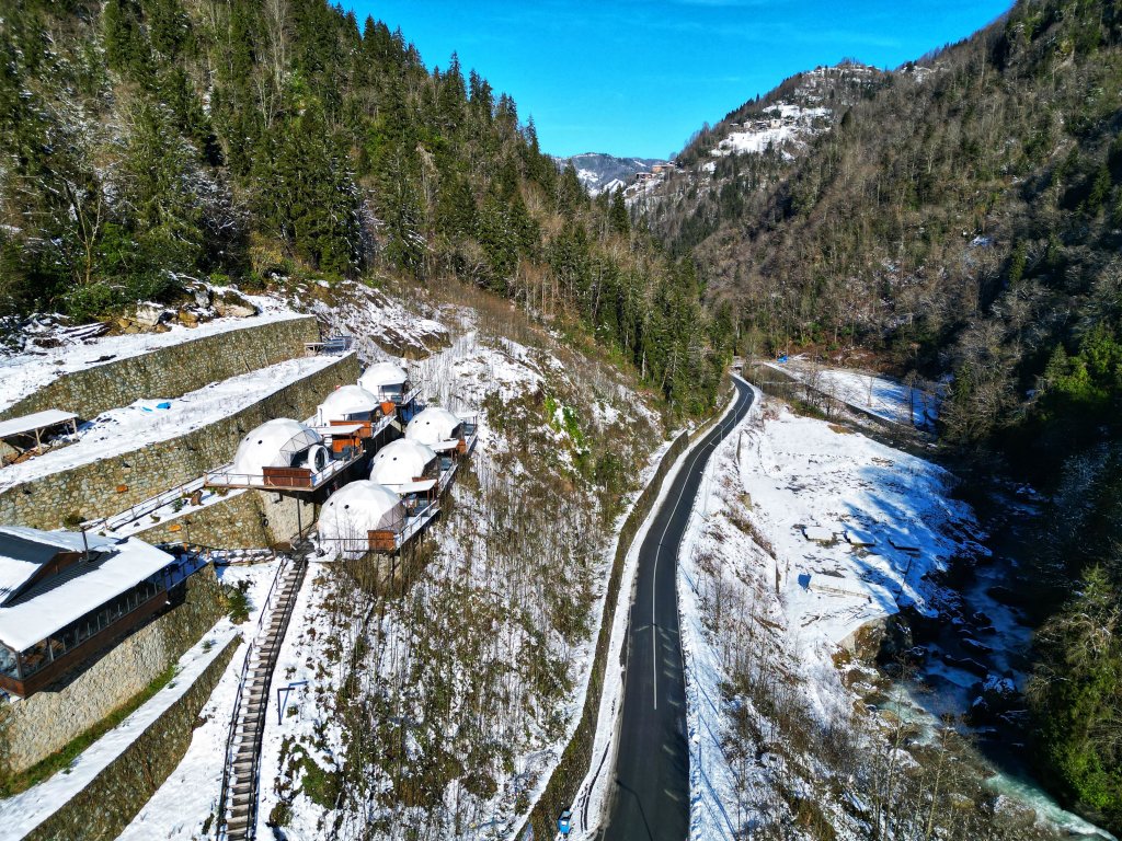 Чамлыхемшин: Glamping Kaledome orman evleri