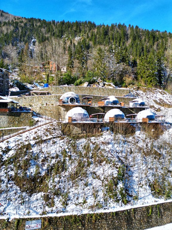 Чамлыхемшин: Glamping Kaledome orman evleri