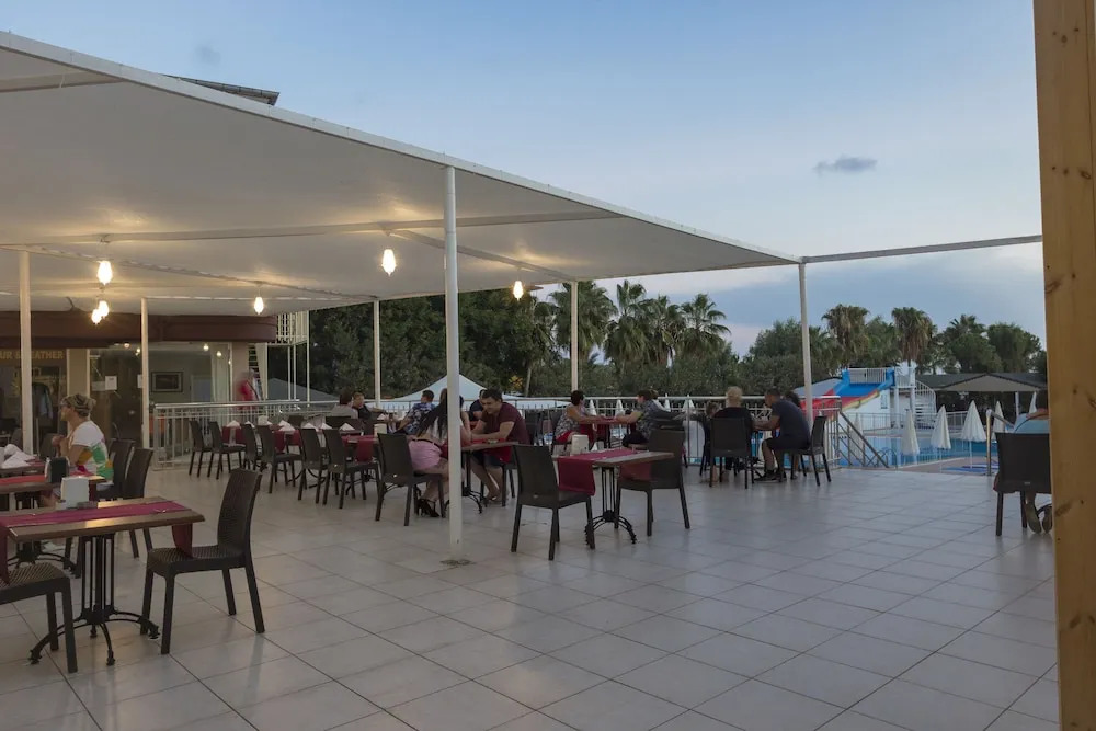 Окурджалар: Grand Paradise Hotel