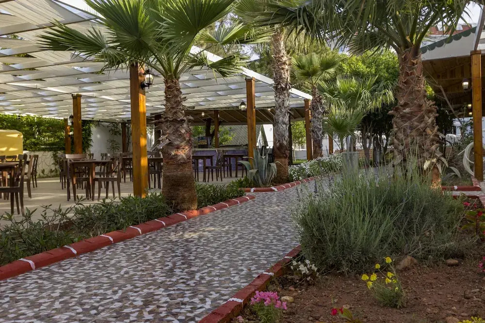 Окурджалар: Grand Paradise Hotel
