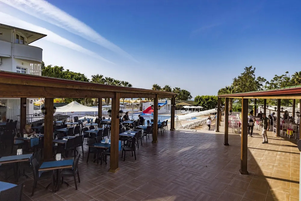 Окурджалар: Grand Paradise Hotel